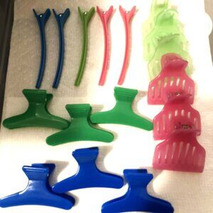 ITEM NO. 28: Various hair clips. New.